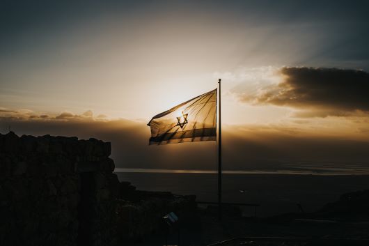 2023-12-09_InsightsToGo_silhouette-photography-of-national-flag